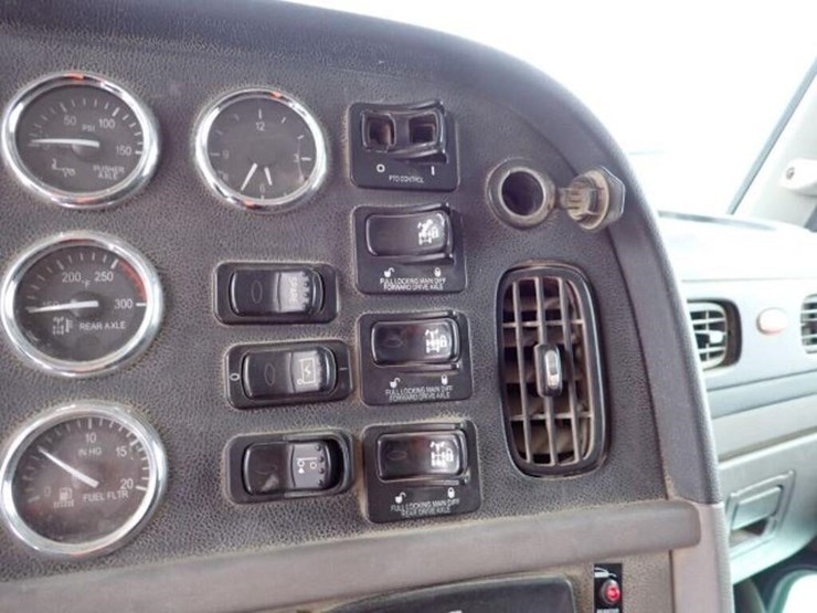 2011-peterbilt-365-image-22