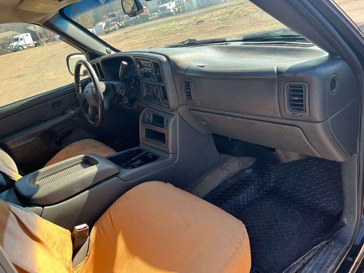 2004-gmc-2500-image-18