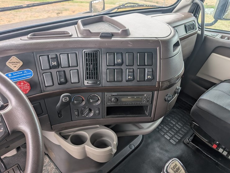#30942-•-2015-volvo-vnl-tandem-axle-truck-tractor-image-11