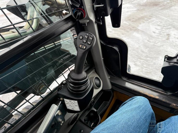 2023-new-holland-c334-image-37