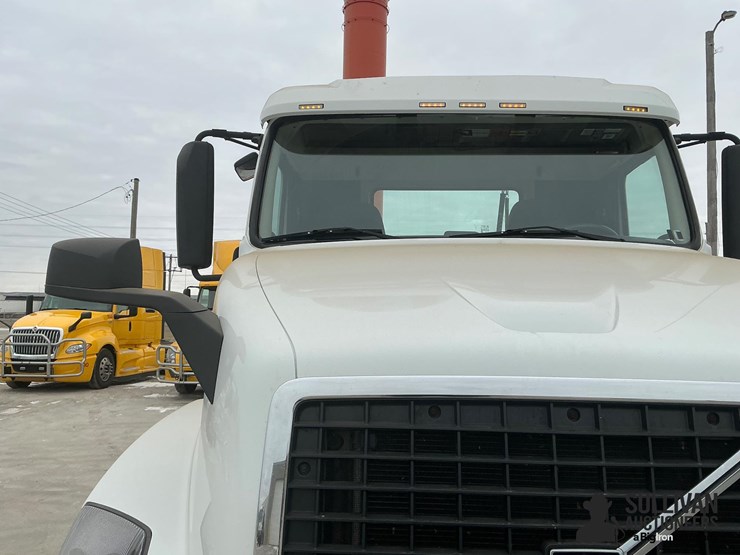 2012-volvo-vnl64t300-image-11