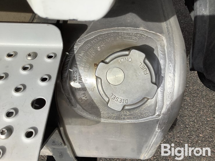 2003-freightliner-m2-106-image-9