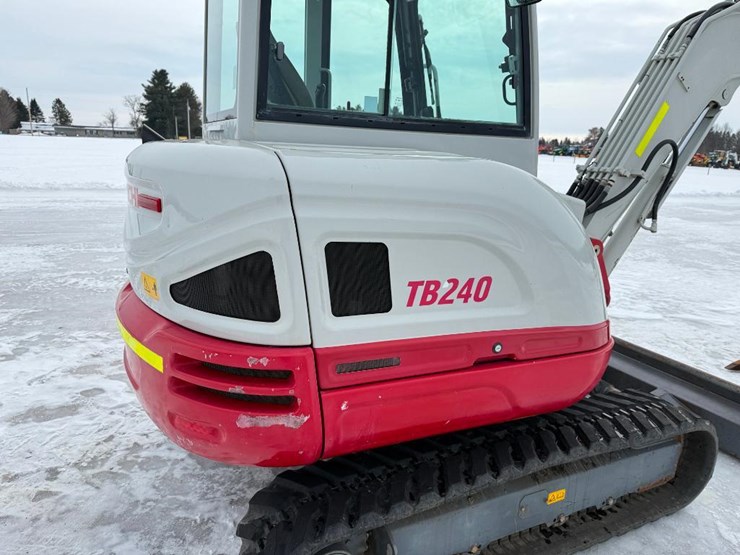 takeuchi-tb240-image-18