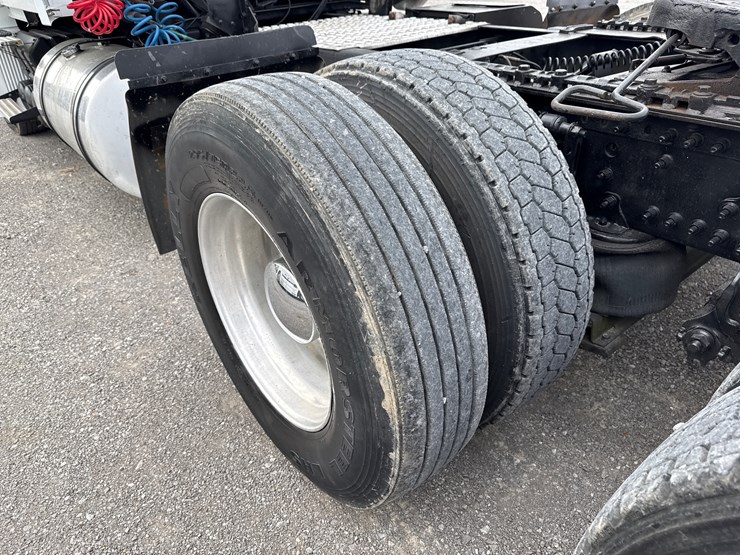 #30941-•-2010-volvo-vnl-tandem-axle-truck-tractor-image-27