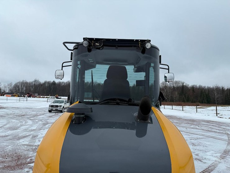 2019-deere-244l-image-25