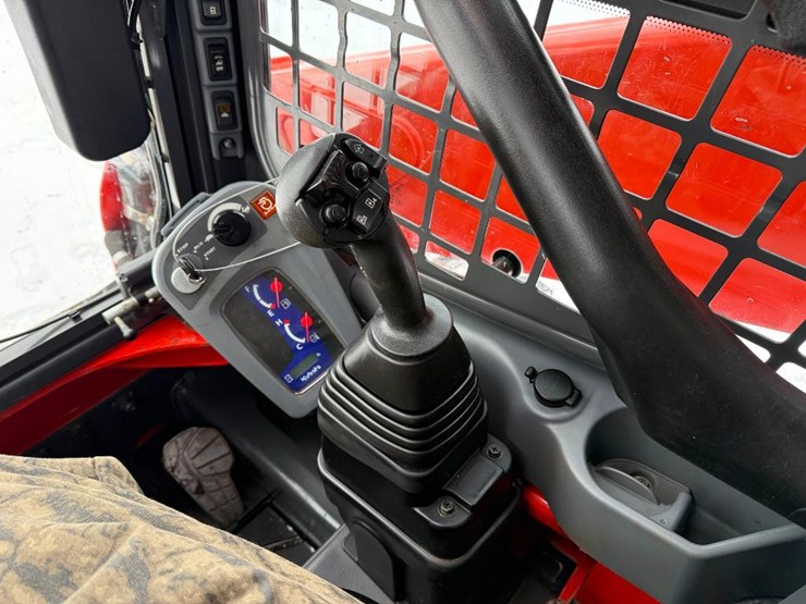 kubota-ssv75-image-33