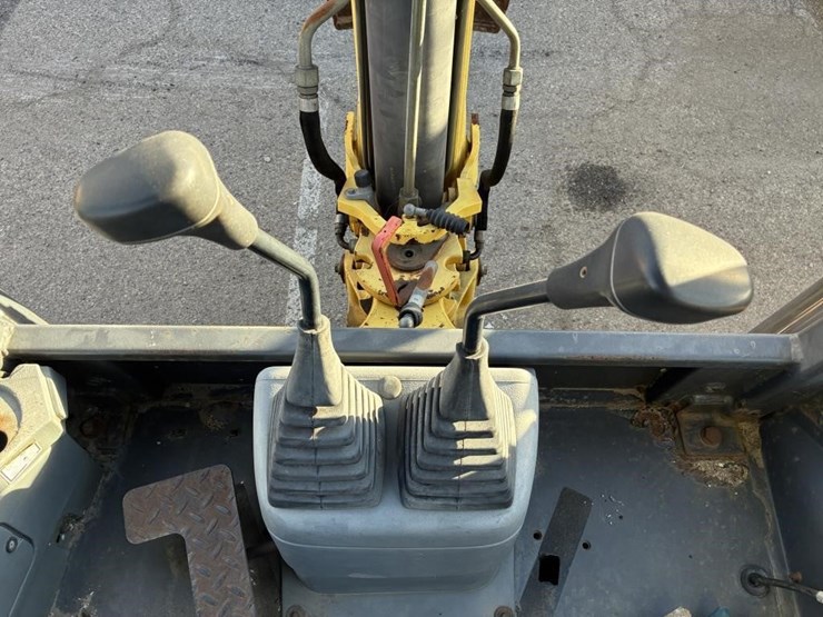 new-holland-b95-image-28