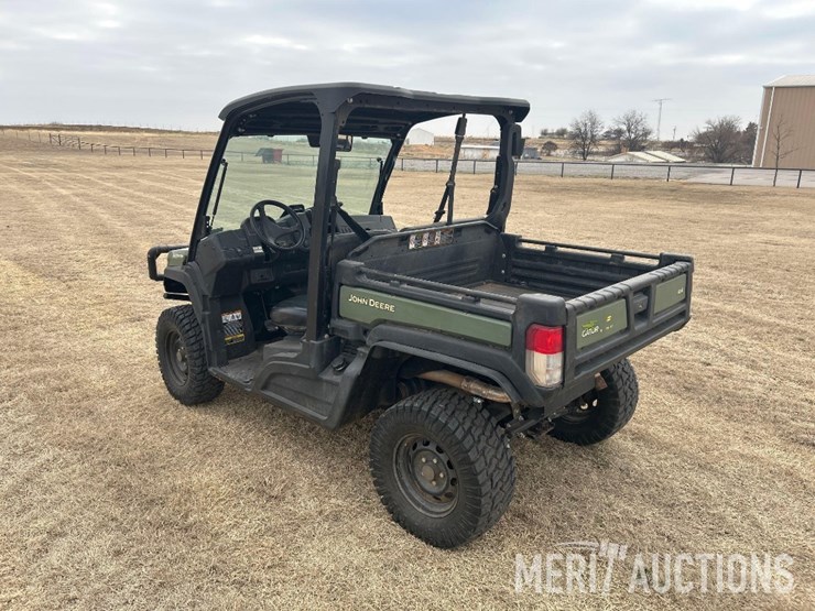 2022-john-deere-gator-image-3