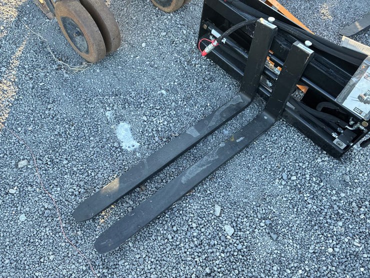 #115410-•-skidsteer-pallet-forks-hyd-adj-image-3