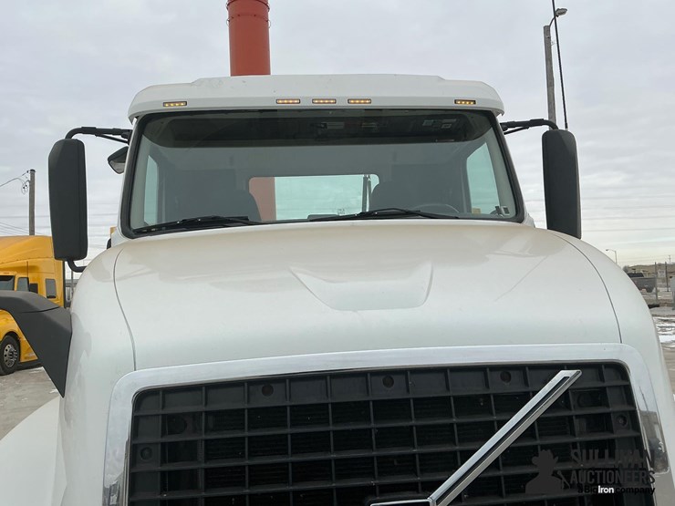 2012-volvo-vnl64t300-image-12