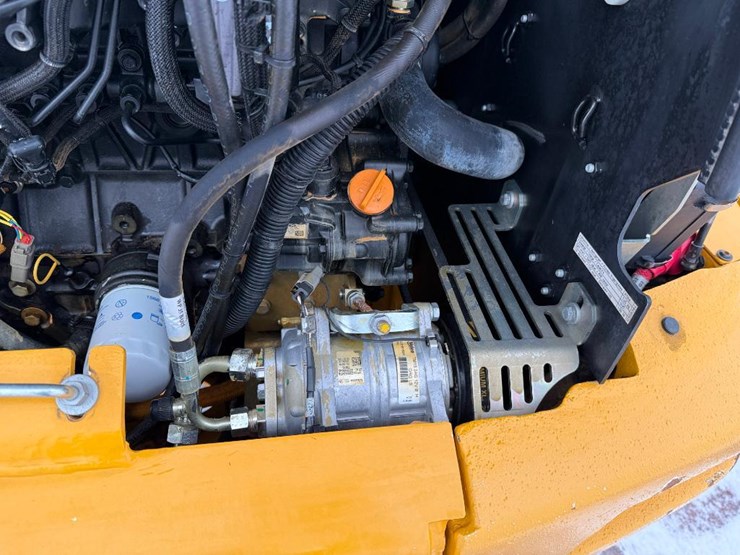 2019-deere-244l-image-30