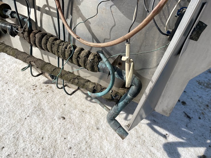 #305-•-600-gallon-mueller-stainless-steel-bulk-tank-image-12