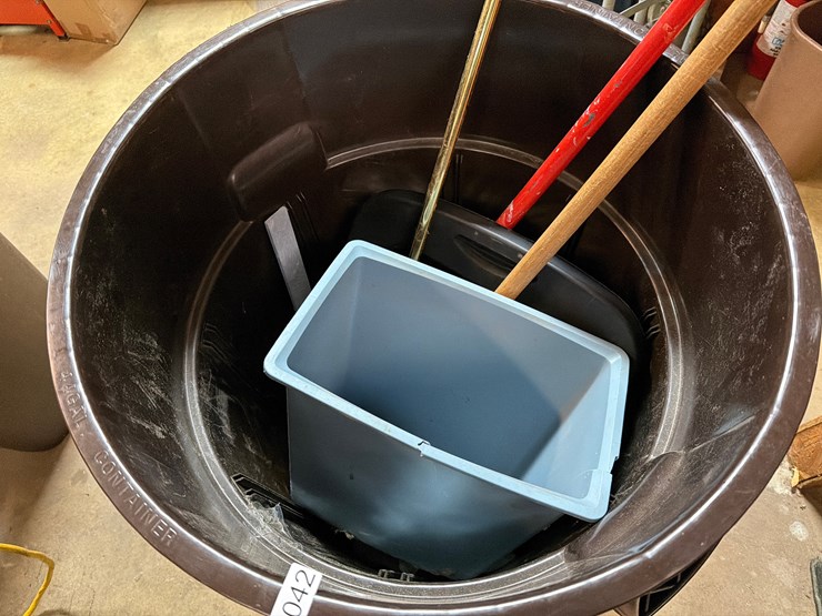 #42-•-44gal-trash-can-on-wheels-image-3