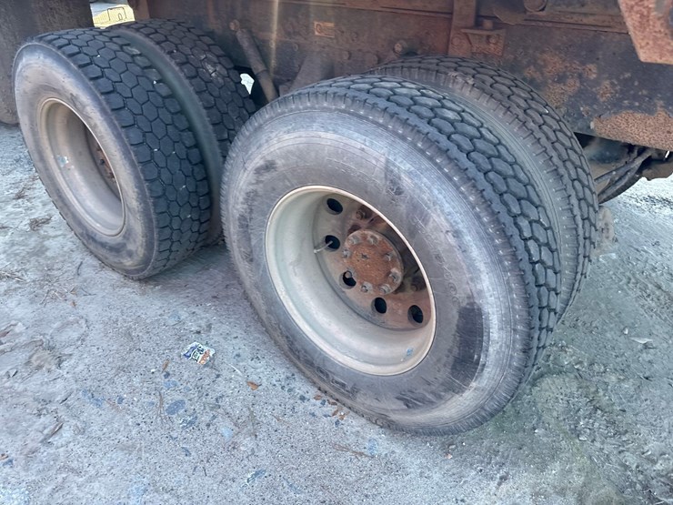 2005-kenworth-t300-image-10