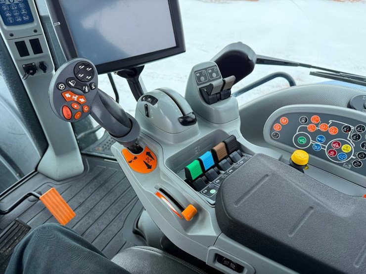 new-holland-t8.320-image-60