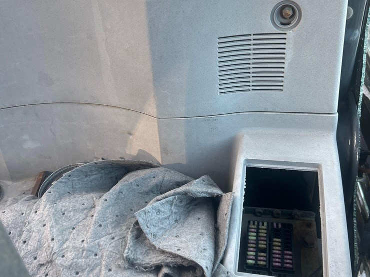 deere-240d-lc-image-13