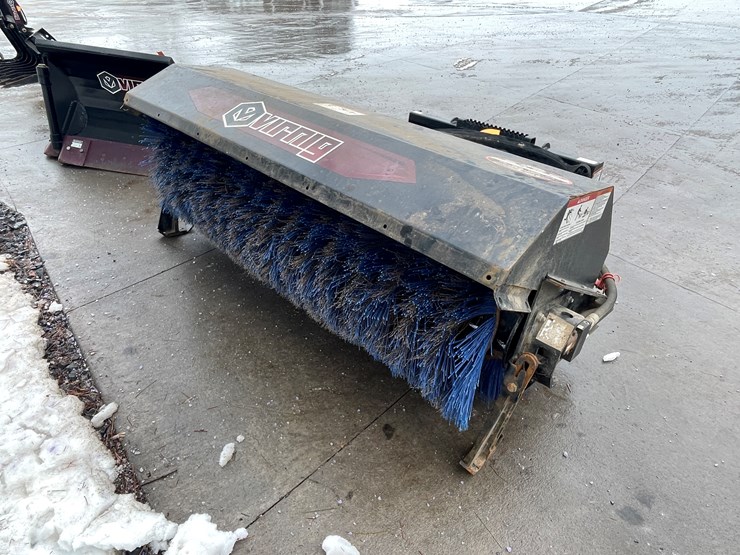 #4909-•-virnig-skid-steer-mount-72"-hydraulic-angle-broom-image-4