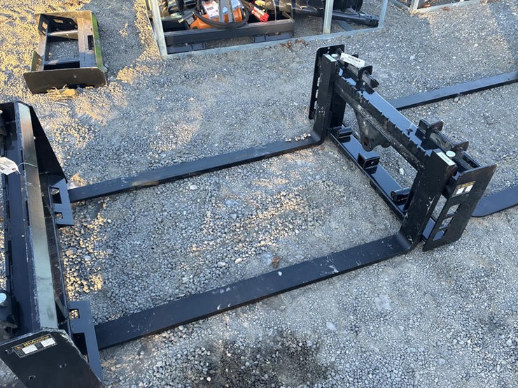 #115445-•-60"-skidsteer-mt-pallet-forks-image-1
