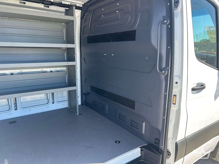 2022-mercedes-benz-sprinter-1500-image-18