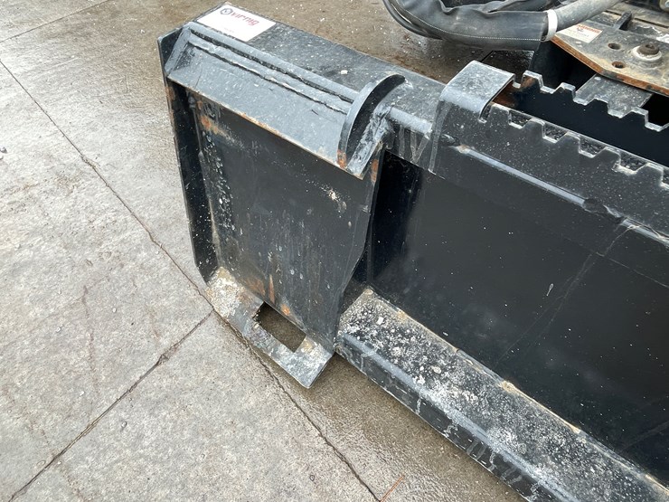 #4909-•-virnig-skid-steer-mount-72"-hydraulic-angle-broom-image-9