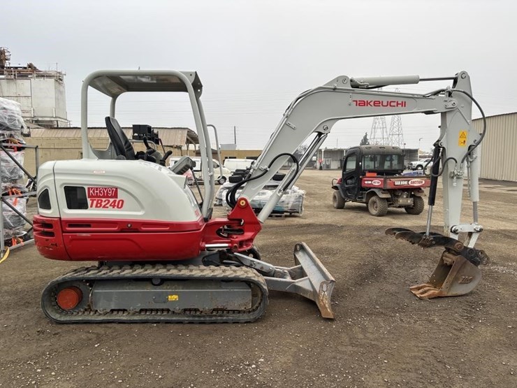 2021-takeuchi-tb240-image-7