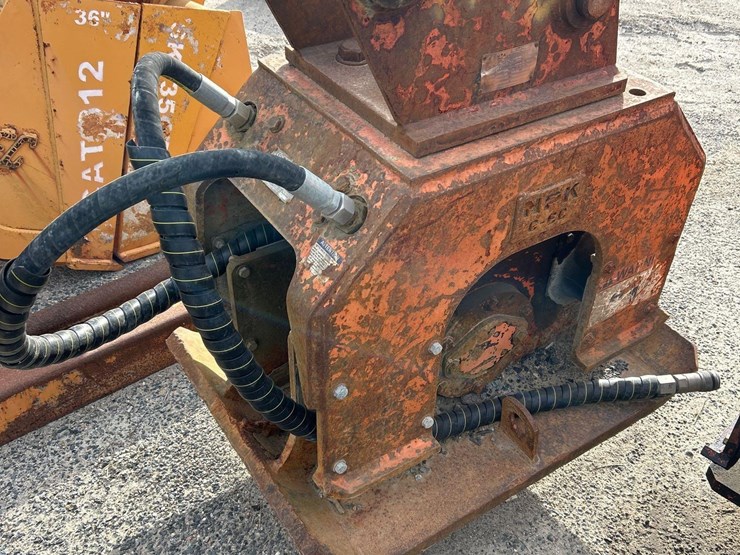 npk-excavator-vibratory-compactor/drver-attachment-image-1