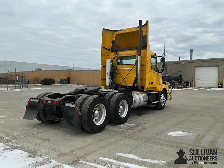 2017-volvo-vnl64t300-image-5