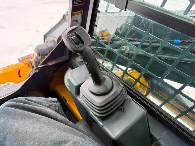 2018-deere-318g-image-29