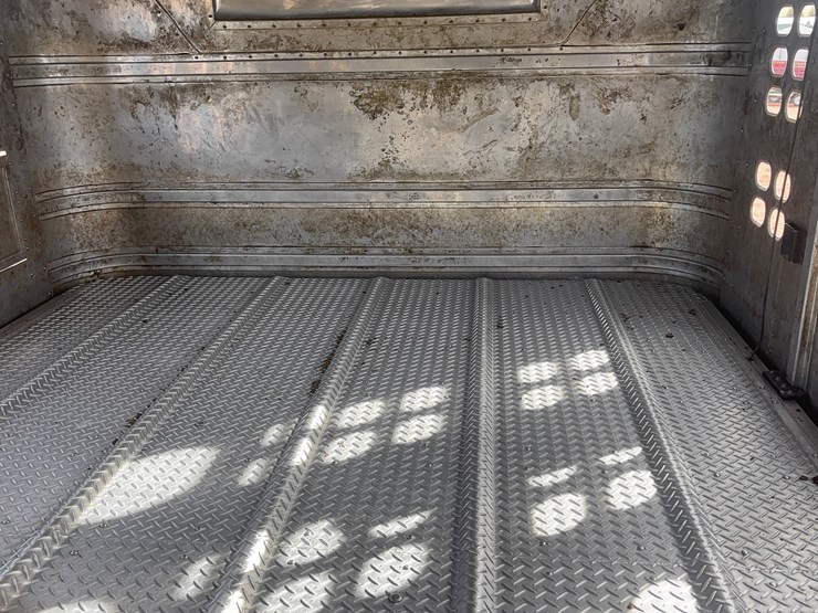 2018-wilson-livestock-trailer-image-22