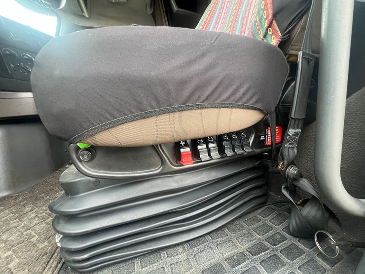 2012-volvo-vn-image-37