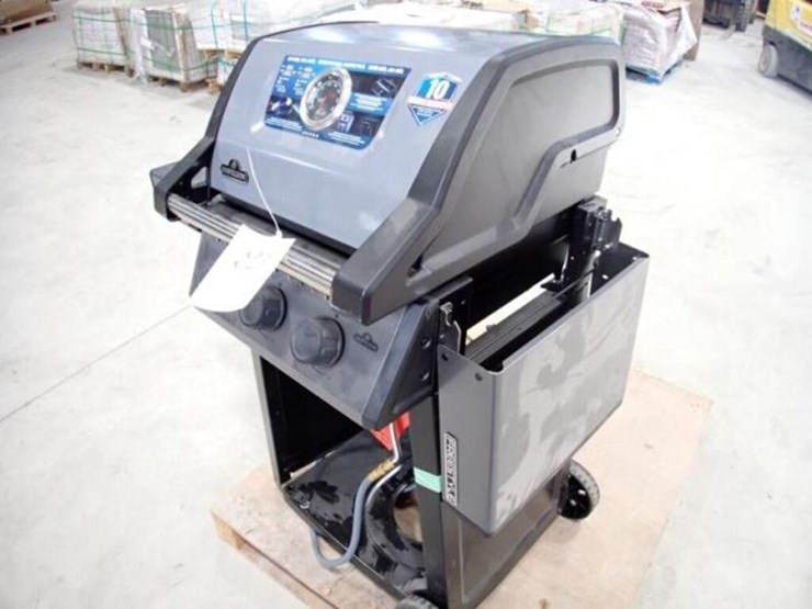 napoleon-f365-3-burner-natural-gas-bbq-image-1