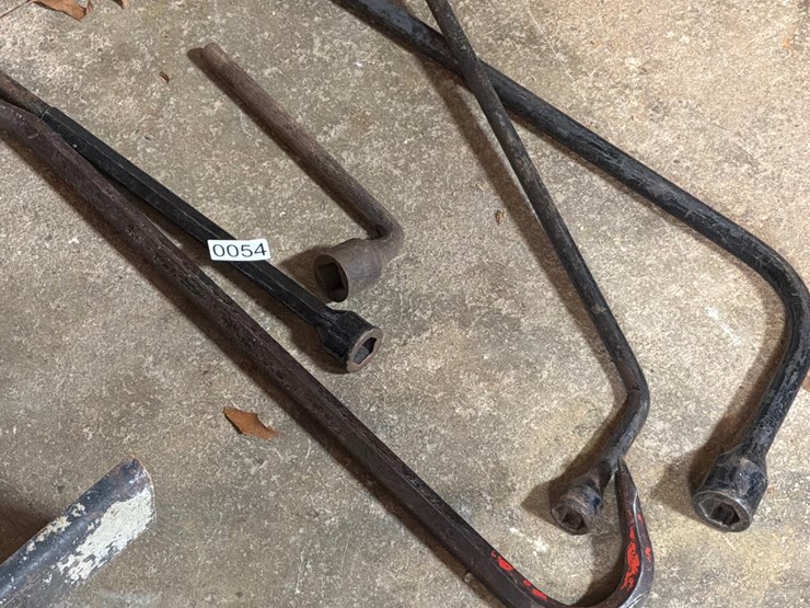 #54-•-pry-bar-and-lug-wrenches-image-2