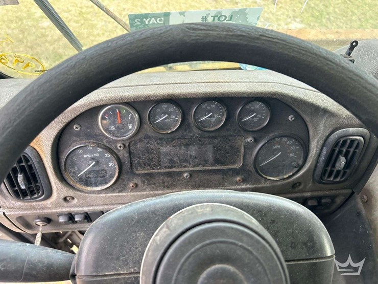 2016-peterbilt-320-image-11