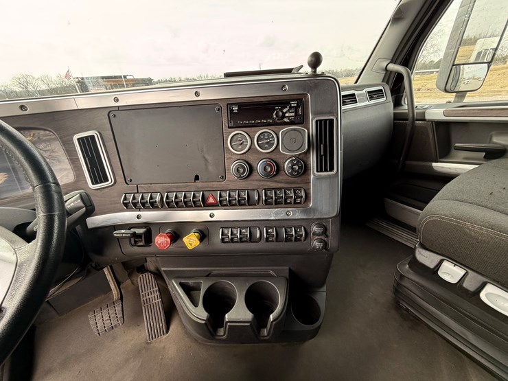 2022-western-star-49x-image-41