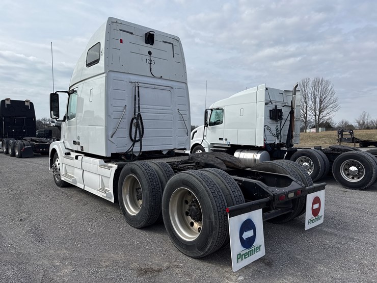 #30939-•-2012-volvo-vnl-tandem-axle-truck-tractor-image-4