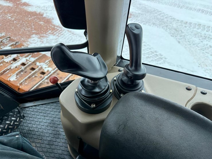 2011-case-1650l-xlt-image-58