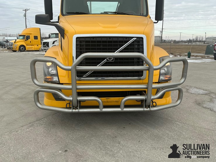 2017-volvo-vnl64t300-image-12