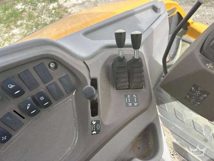 2013-volvo-bl70b-image-30