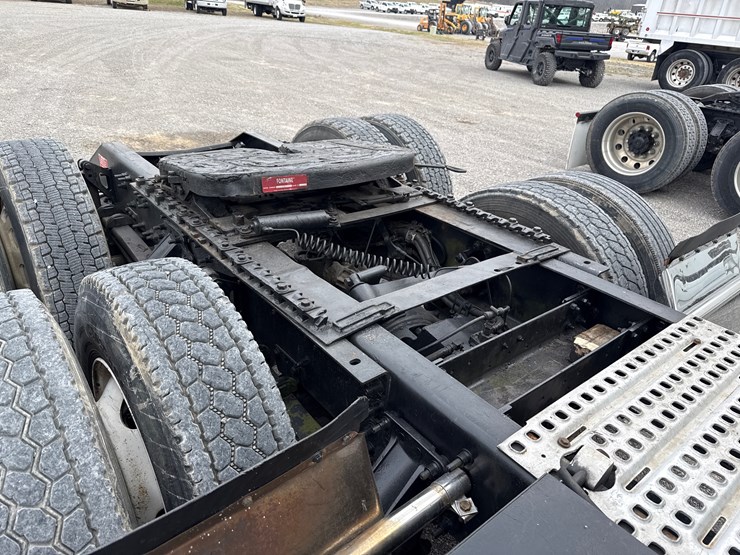 #30941-•-2010-volvo-vnl-tandem-axle-truck-tractor-image-22