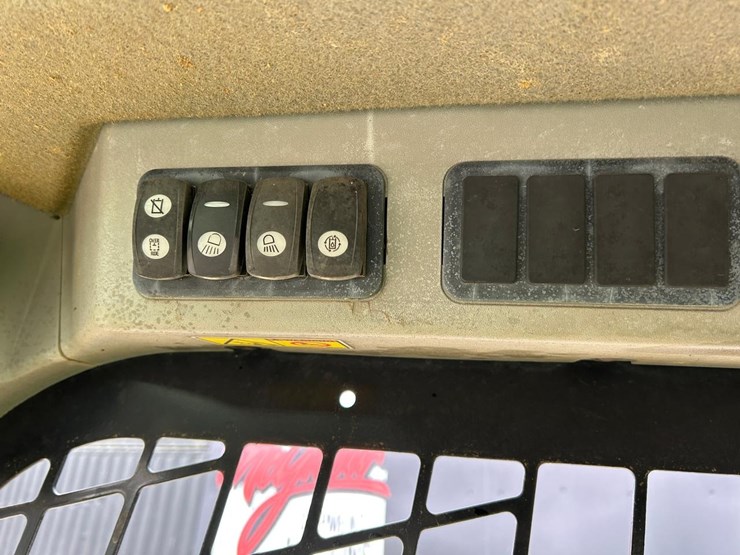 2015-caterpillar-259d-image-23