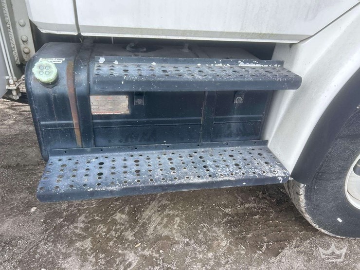 1999-freightliner-fl80-image-41