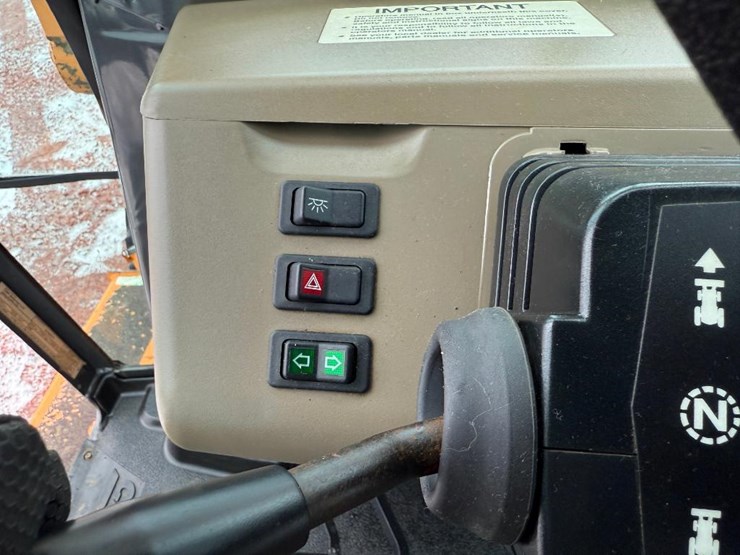 2011-case-570m-xt-image-69