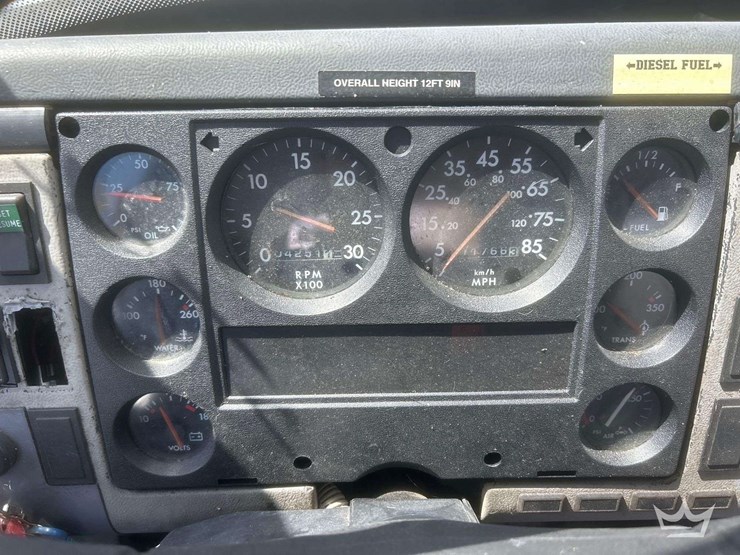 1999-freightliner-fl80-image-12