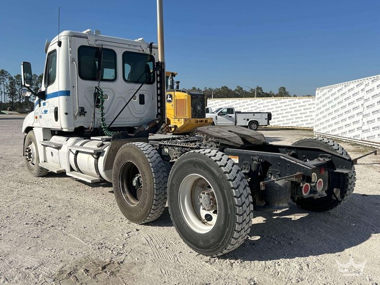 2013-freightliner-cascadia-125-image-4