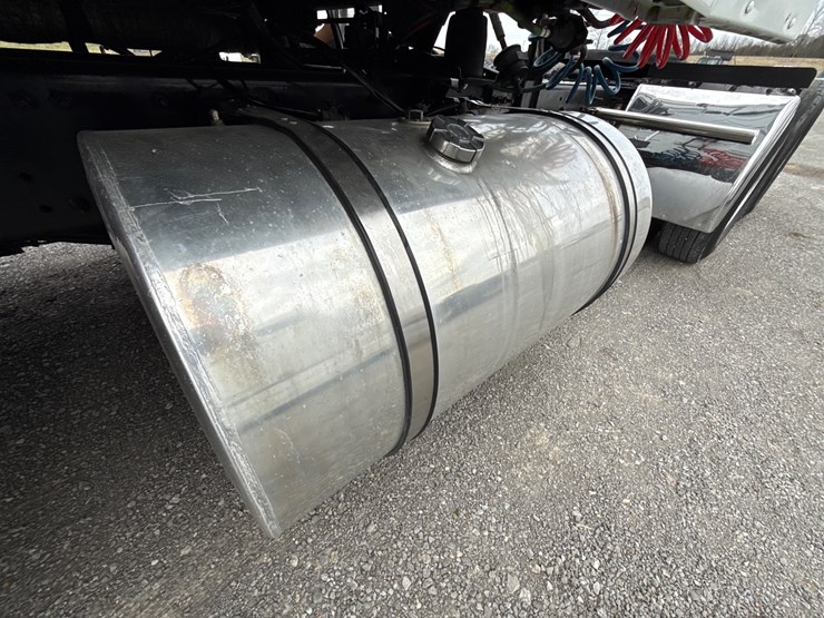 #30941-•-2010-volvo-vnl-tandem-axle-truck-tractor-image-29