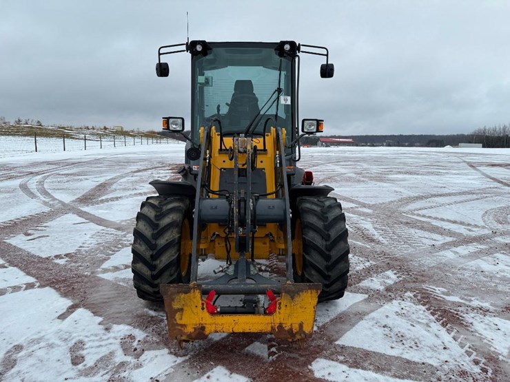 2019-deere-244l-image-2