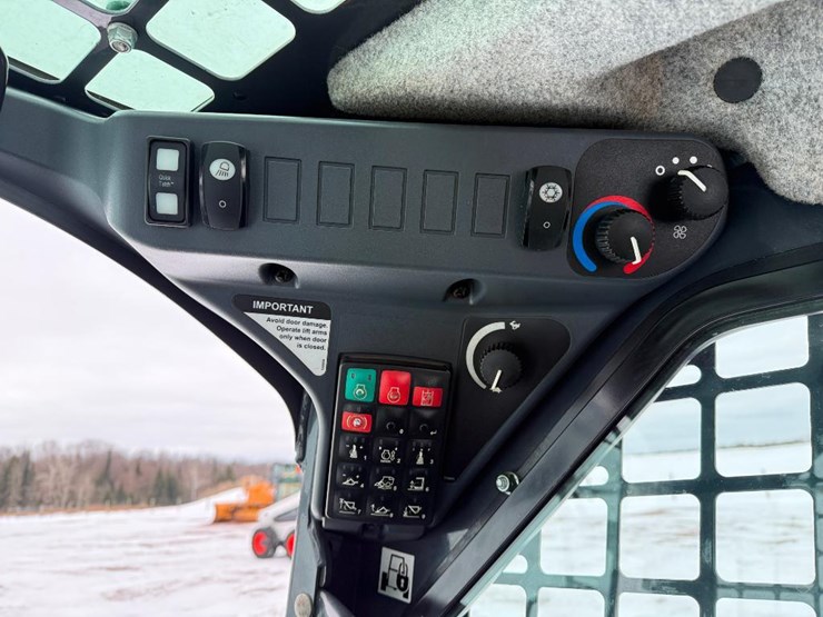 2018-deere-318g-image-31