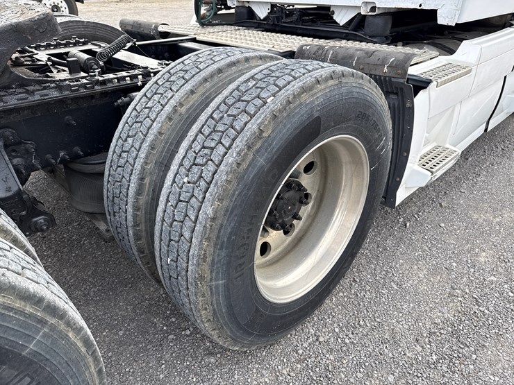 #30939-•-2012-volvo-vnl-tandem-axle-truck-tractor-image-17