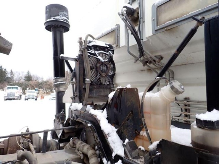 2004-gmc-t7500-image-70