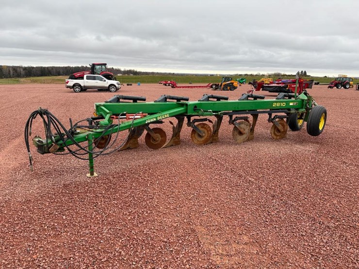 john-deere-2810-image-4